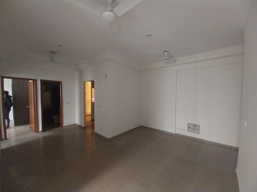 Room in 2.5 BHK Apartment at Mahagun Mywoods, Sector 16c Greater Noida – for Rent