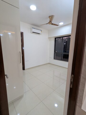 Room in 3 BHK Apartment at Shapoorji Pallonji Vicinia, Powai – for Rent