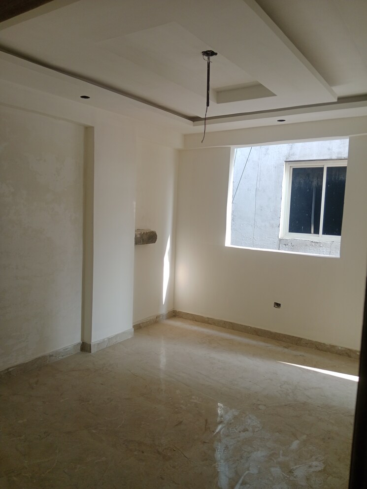 Room, sector 73 1.5 Bedroom 980 Sq.Ft. Builder Floor In Sector 73 Noida 8147414