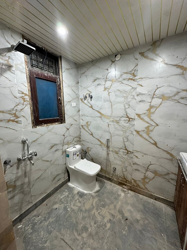 Bathroom, shanti-plaza-vaishali 3 Bedroom 1200 Sq.Ft. Builder Floor In Vaishali Sector 4 Ghaziabad 8147480