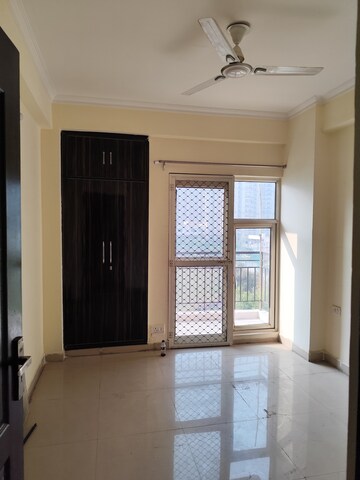Room in 2.5 BHK Apartment at Sector 75 – for Rent