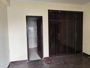 Room in 2.5 BHK Apartment at Sector 75 – for Rent