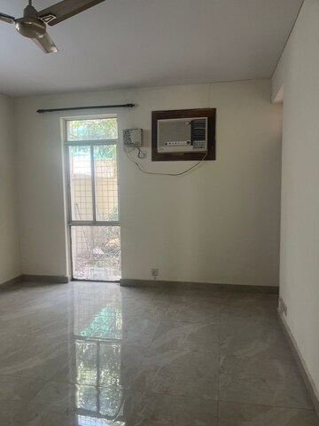 Room in 3 BHK Builder Floor at Ansal Sushant Lok I, Sector 43 – for Rent