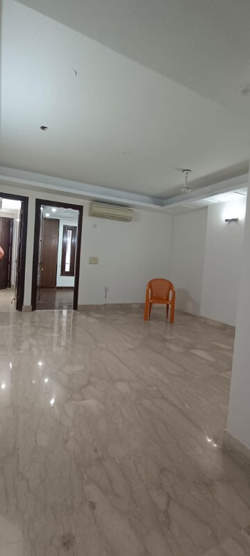 Room in 3 BHK Builder Floor at Kailash Colony – for Rent