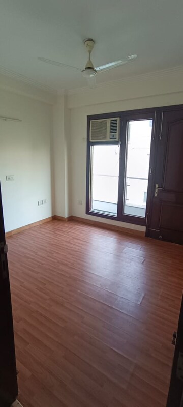 Room in 3 BHK Builder Floor at Kailash Colony – for Rent