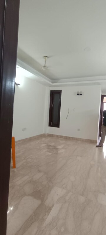 Room in 3 BHK Builder Floor at Kailash Colony – for Rent