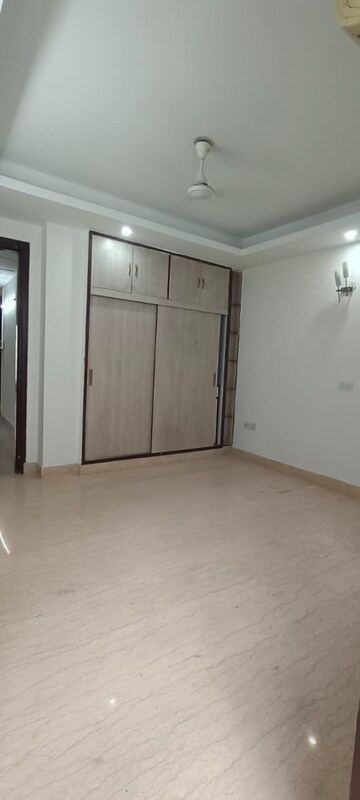 Room in 3 BHK Builder Floor at Kailash Colony – for Rent
