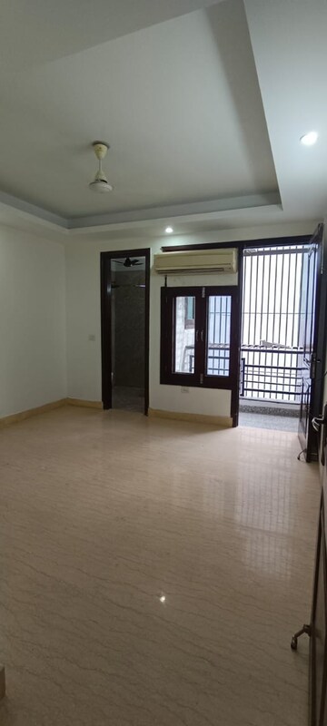 Room in 3 BHK Builder Floor at Kailash Colony – for Rent