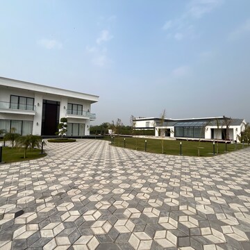 Parking in 5 BHK Villa at Chattarpur – for Rent