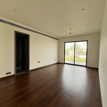 Room in 5 BHK Villa at Chattarpur – for Rent