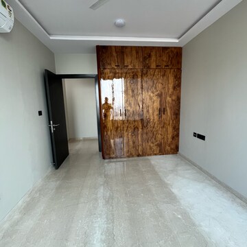 Room in 3 BHK Apartment at Oberoi Sky City, Khande Rao Dongari – for Rent