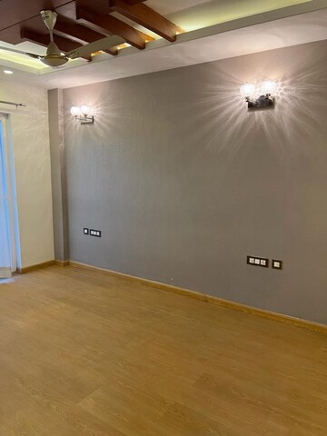 Room in 4 BHK Builder Floor at Auram Floor, South City 2 – for Rent