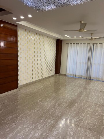 Room in 4 BHK Builder Floor at Auram Floor, South City 2 – for Rent
