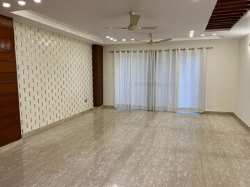 Room in 4 BHK Builder Floor at Auram Floor, South City 2 – for Rent