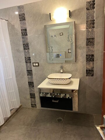 Bathroom in 4 BHK Builder Floor at Auram Floor, South City 2 – for Rent