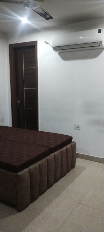 Room in 1 BHK Builder Floor at Sector 54 – for Rent