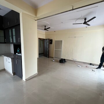 Room in 3.5 BHK Apartment at Skytech Matrott, Sector 76 – for Rent