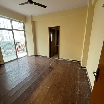 Room in 3.5 BHK Apartment at Skytech Matrott, Sector 76 – for Rent