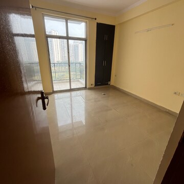 Room in 3.5 BHK Apartment at Skytech Matrott, Sector 76 – for Rent