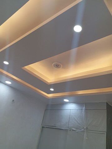 Furnished Amenities in 2.5 BHK Builder Floor at Krishna Nagar – for Sale