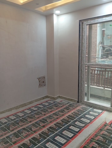 Balcony in 2.5 BHK Builder Floor at Krishna Nagar – for Sale