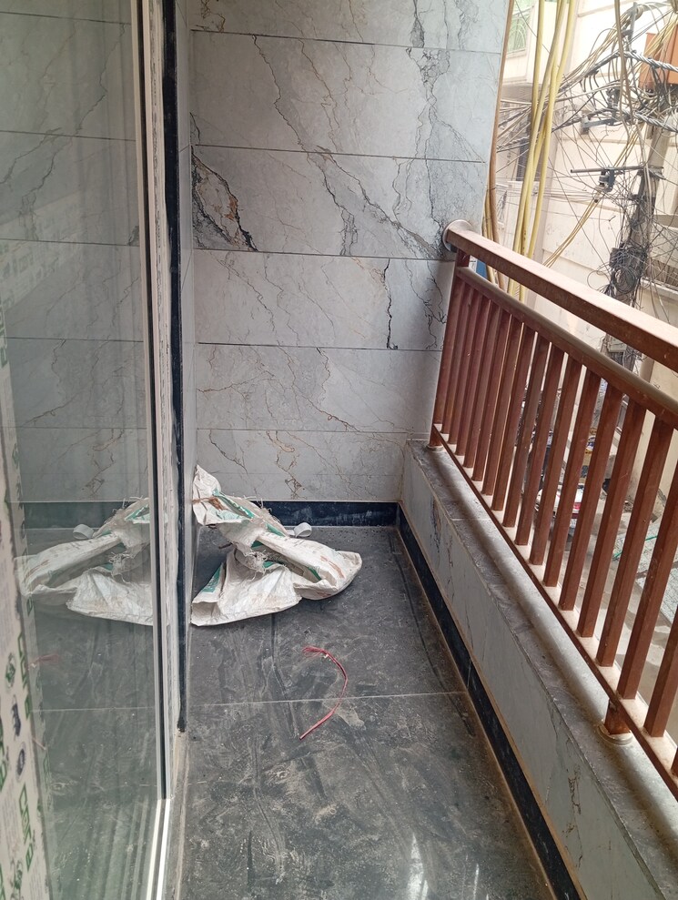 Balcony, krishna nagar 2.5 Bedroom 110 Sq.Ft. Builder Floor In Krishna Nagar Delhi 8148363