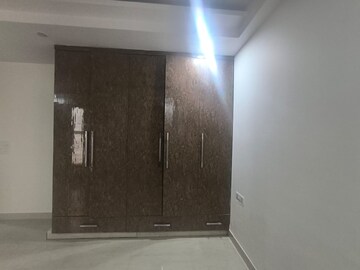 Furnished Amenities in 4 BHK Builder Floor at Krishna Nagar – for Rent
