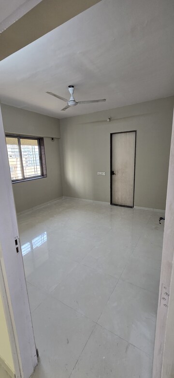 Room in 3 BHK Apartment at Nalanda Building Malad, Malad East – for Rent