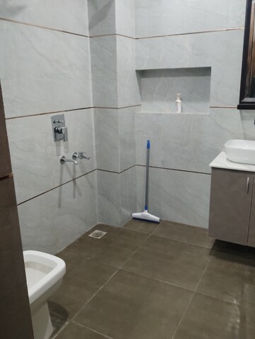 Bathroom in 1 RK Builder Floor at Sector 16 – for Rent