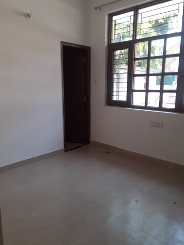Room in 2.5 BHK Independent House at Sector 28 – for Rent