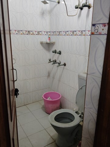 Bathroom in 1.5 BHK Builder Floor at Sector 16 – for Rent