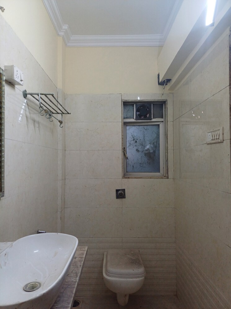 Bathroom, dlh-sorrento 4 Bedroom 2200 Sq.Ft. Apartment In Veera Desai Road Mumbai 8148921