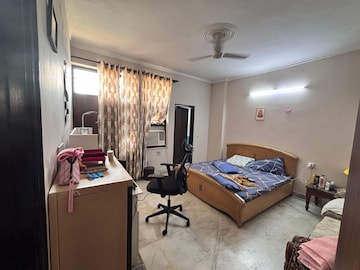Living Room in 3 BHK Builder Floor at Auram Floor, South City 2 – for Rent