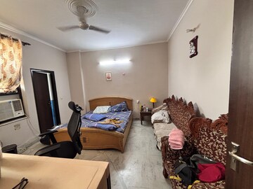 Living Room in 3 BHK Builder Floor at Auram Floor, South City 2 – for Rent