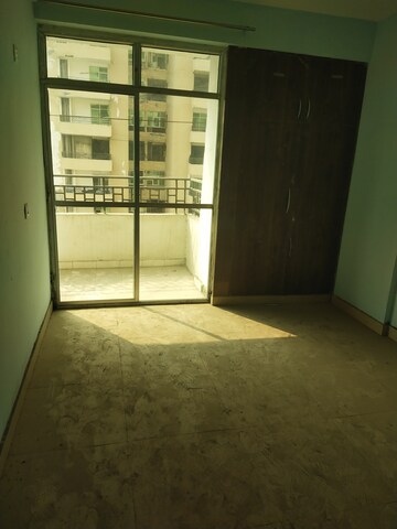 Room in 4 BHK Apartment at Kbnows Apartment, Sector 16 Greater Noida – for Rent