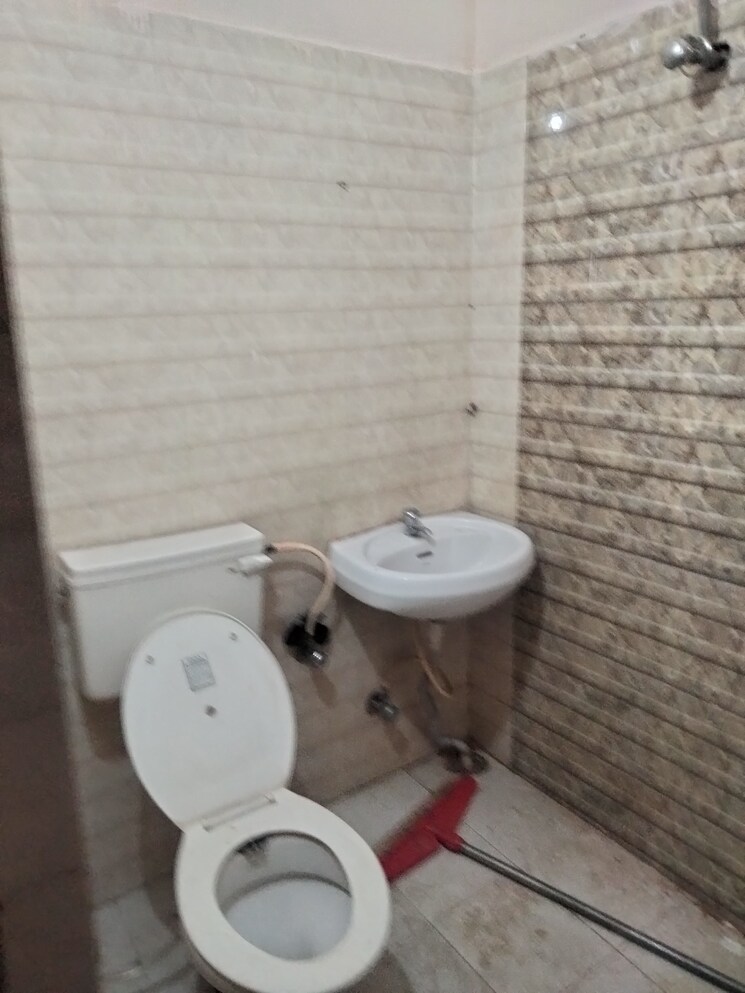 Bathroom, kharar mohali road 2 Bedroom 90 Sq.Yd. Builder Floor In Kharar Mohali Road Kharar 8149202
