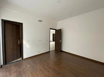 Room in 3 BHK Builder Floor at BPTP Amstoria, Sector 102 – for Rent
