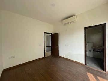 Room in 4 BHK Apartment at BPTP Amstoria, Sector 102 – for Rent