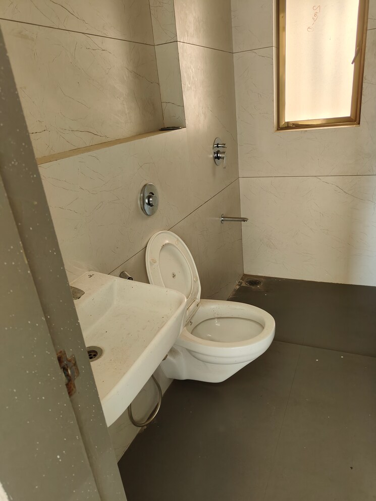 Bathroom, lotus-unity 3 Bedroom 1003 Sq.Ft. Apartment In Versova Mumbai 8149460