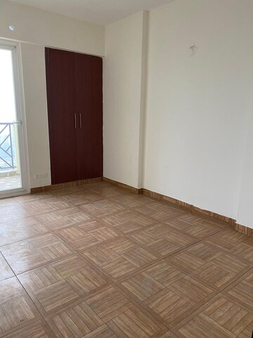 Room in 4 BHK Apartment at Saya Gold Avenue, Vaibhav Khand – for Sale