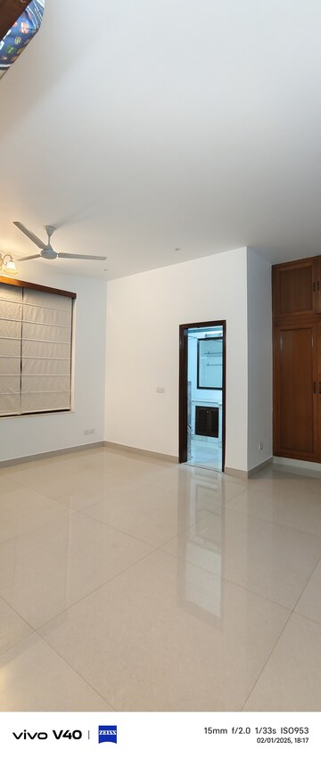 Room in 3 BHK Apartment at Defence Colony – for Rent