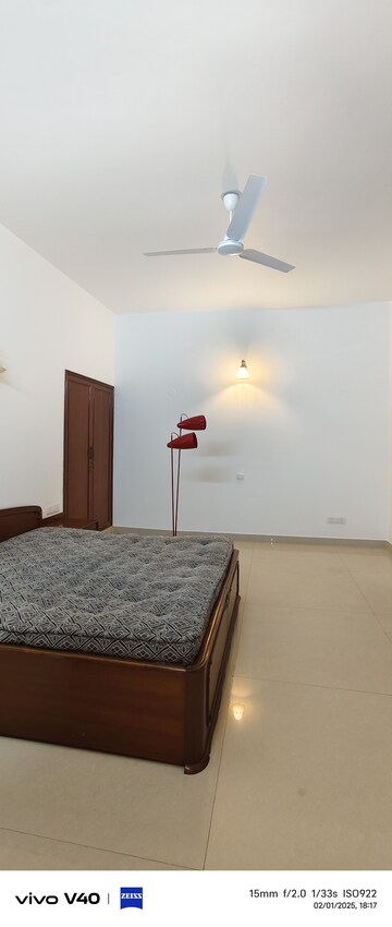 Room in 3 BHK Apartment at Defence Colony – for Rent