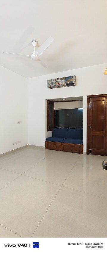 Room in 3 BHK Apartment at Defence Colony – for Rent