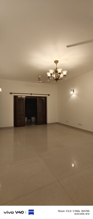 Room in 3 BHK Apartment at Defence Colony – for Rent