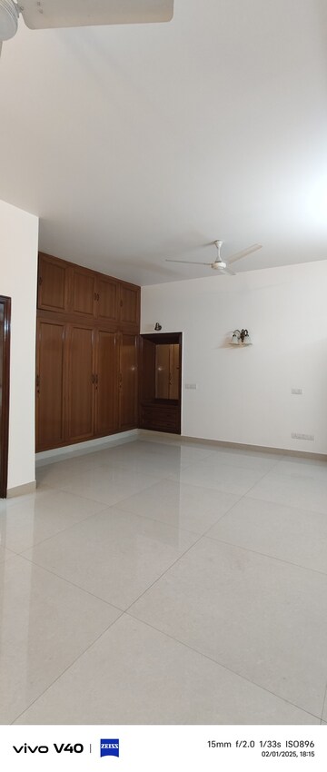 Room in 3 BHK Apartment at Defence Colony – for Rent