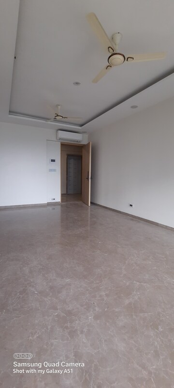Room in 3 BHK Apartment at Lotus Aurus, Andheri West – for Rent