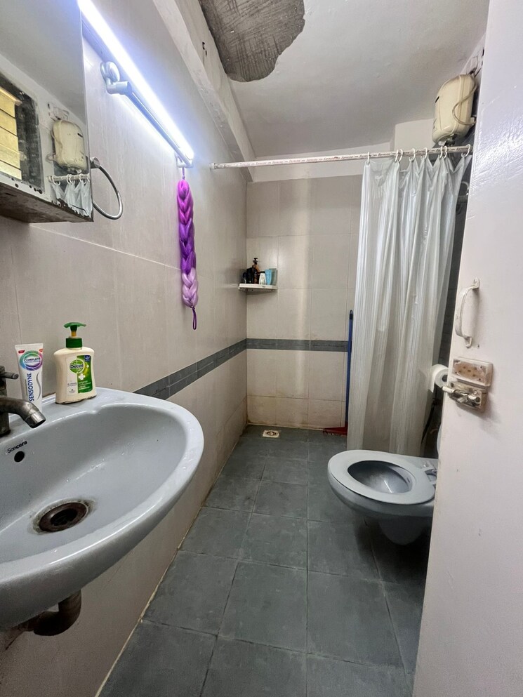 Bathroom, andheri west 1 Bedroom 750 Sq.Ft. Apartment In Andheri West Mumbai 8149807