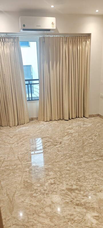 Bedroom in 3 BHK Apartment at Andheri West – for Rent
