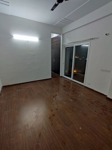 Room in 2.5 BHK Apartment at Mahagun Moderne, Sector 78 – for Rent