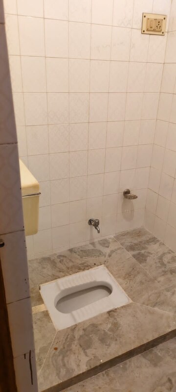 Master Bedroom in 2 BHK Independent House at Gomti Nagar – for Rent